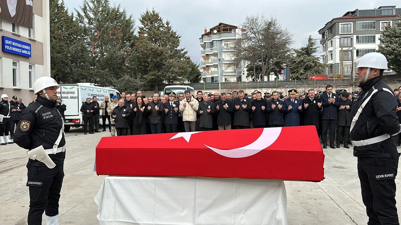 Sakarya’nın Hendek ilçesinde TEM Otoyolu’nda otomobilin tırla çarpışması sonucu meydana