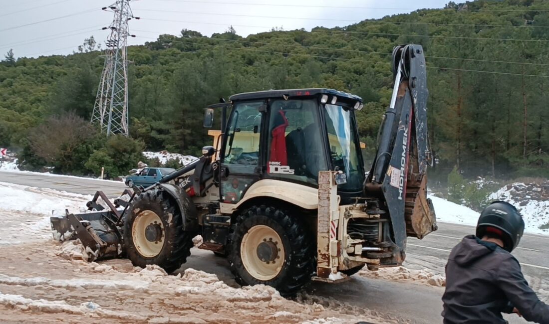Kaş-Antalya Karayolu Sarılar Mahallesi mevkiinde bir anda yağan şiddetli dolu,