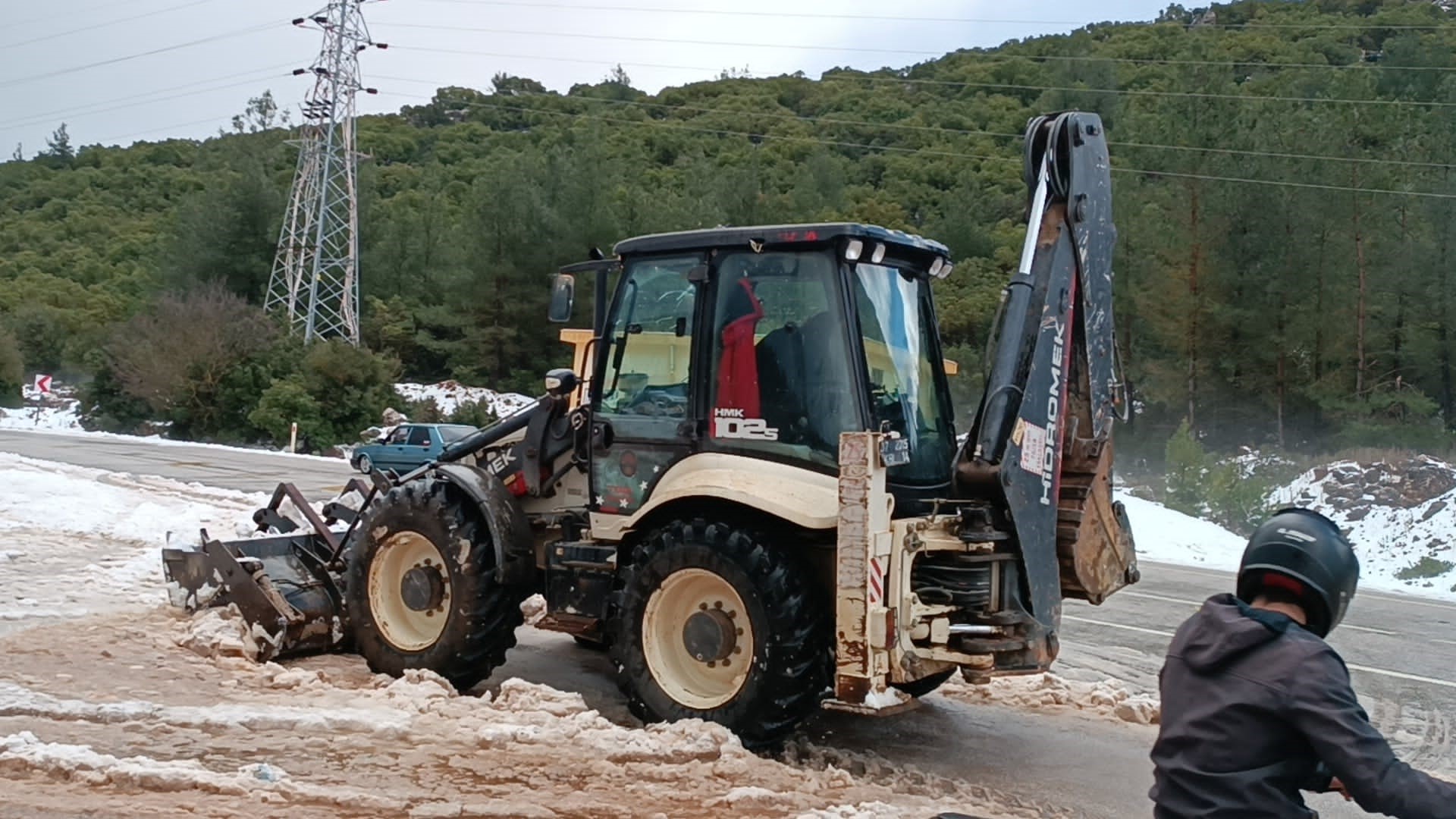 Kaş-Antalya Karayolu Sarılar Mahallesi mevkiinde bir anda yağan şiddetli dolu,
