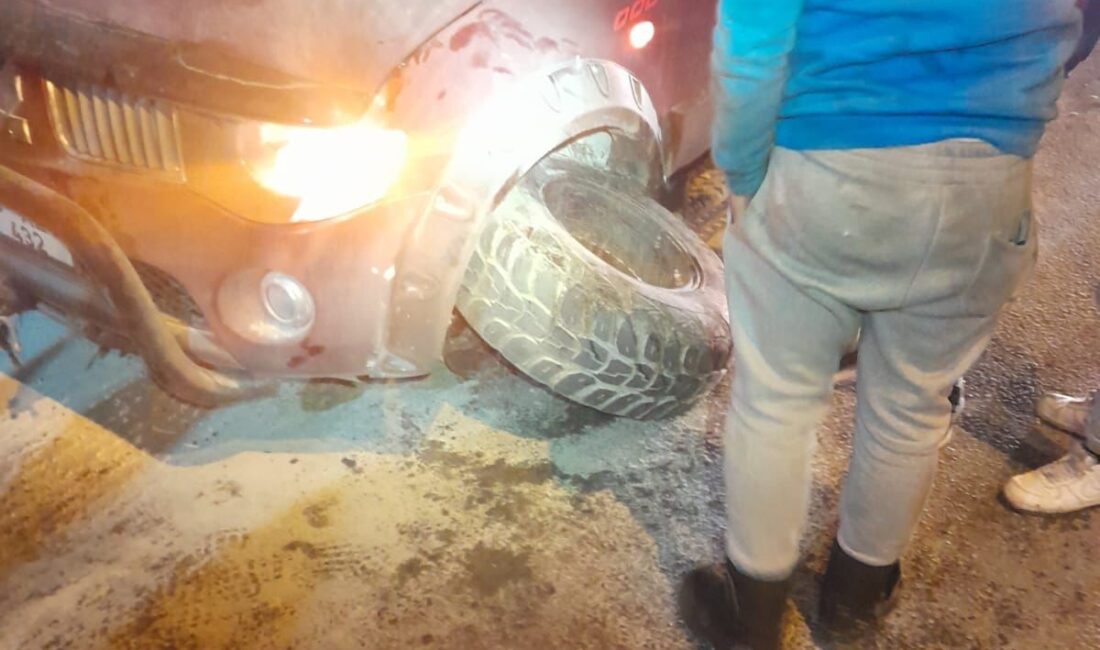 Kütahya’da, seyir halindeyken motor kısmında yangın çıkan otomobilde hasar oluştu.