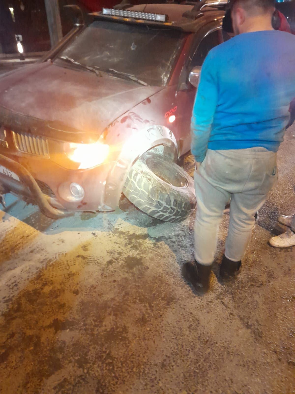 Kütahya’da, seyir halindeyken motor kısmında yangın çıkan otomobilde hasar oluştu.