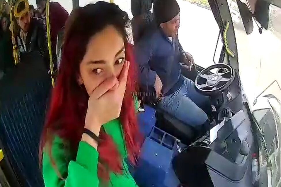 Adana’da toplu taşıma aracı minibüs ile Tofaş otomobilin çarpıştığı ve