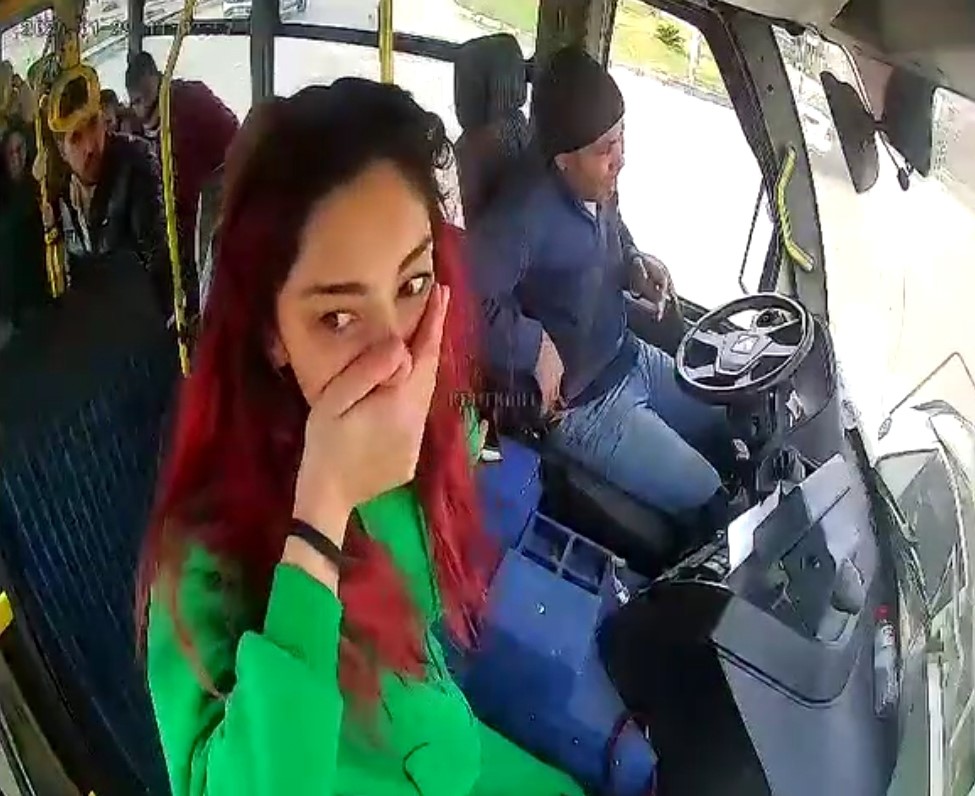 Adana’da toplu taşıma aracı minibüs ile Tofaş otomobilin çarpıştığı ve