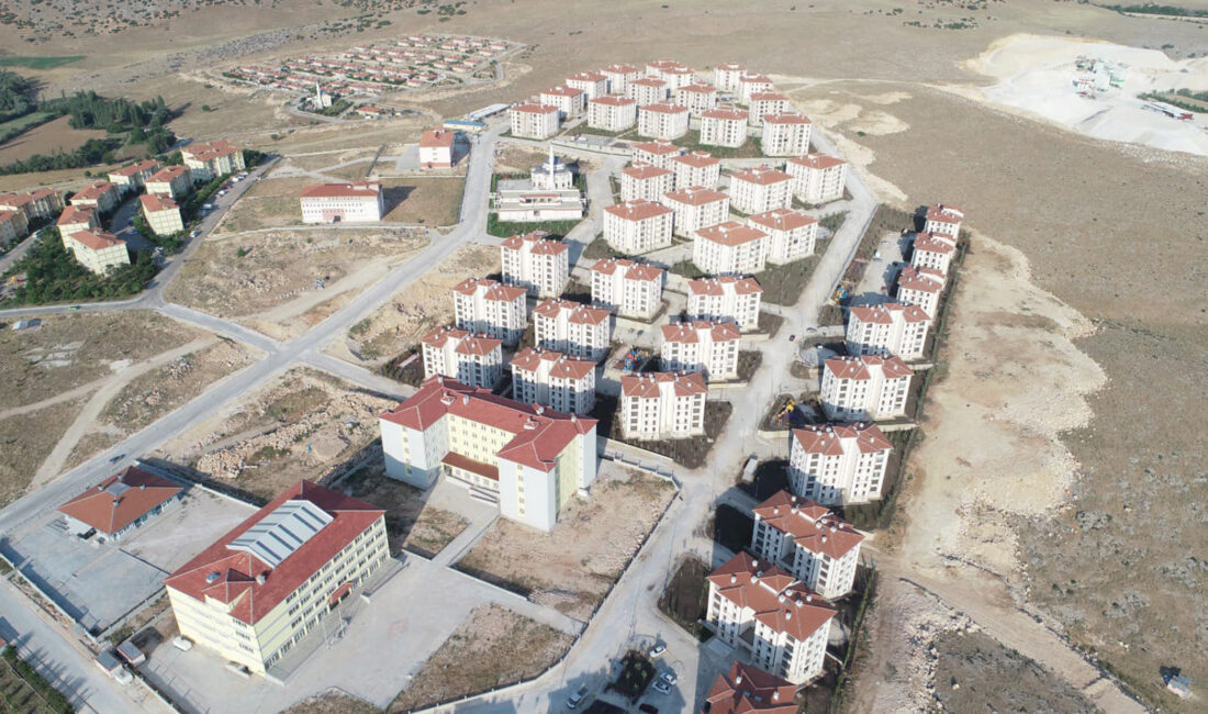 Dinar ilçesinde TOKİ tarafından yapımı tamamlanan konutların 24 Ocak’ta hak