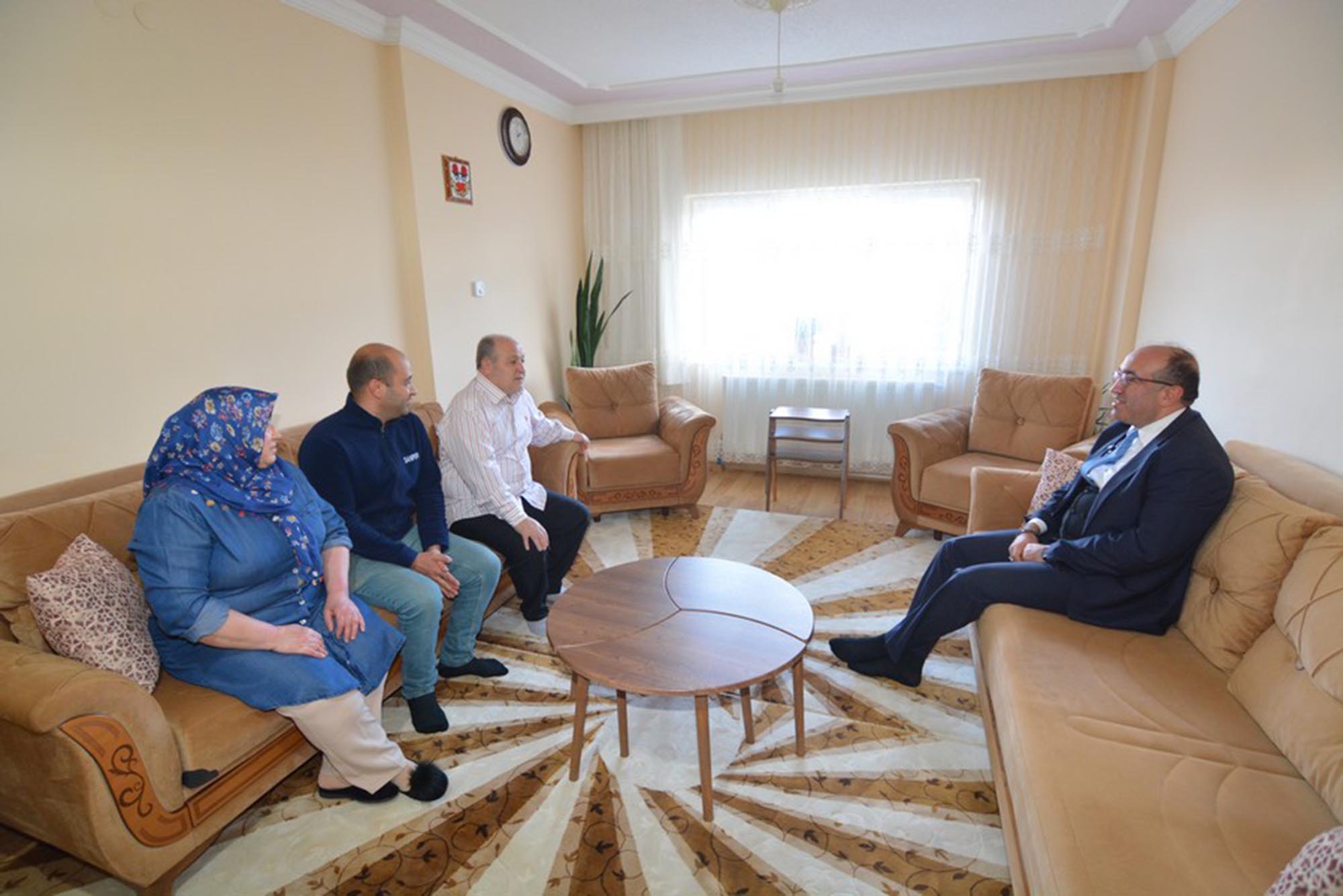 Sandıklı Belediye Başkanı Dr. Mustafa Çöl, ilçede tedavi gören hastaları