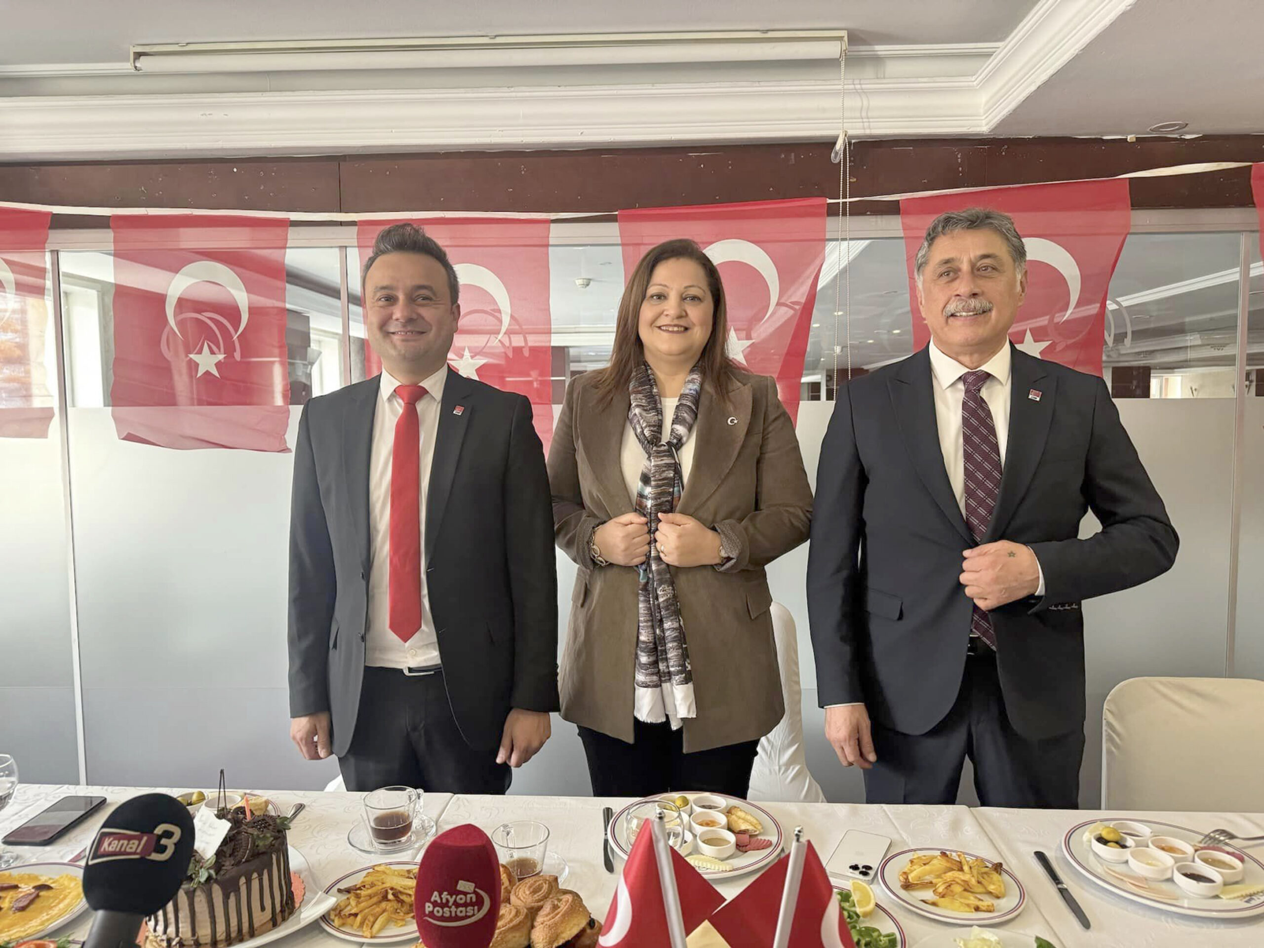 Afyonkarahisar’daki basın mensuplarıyla bir araya gelen CHP Grup Başkanvekili ve