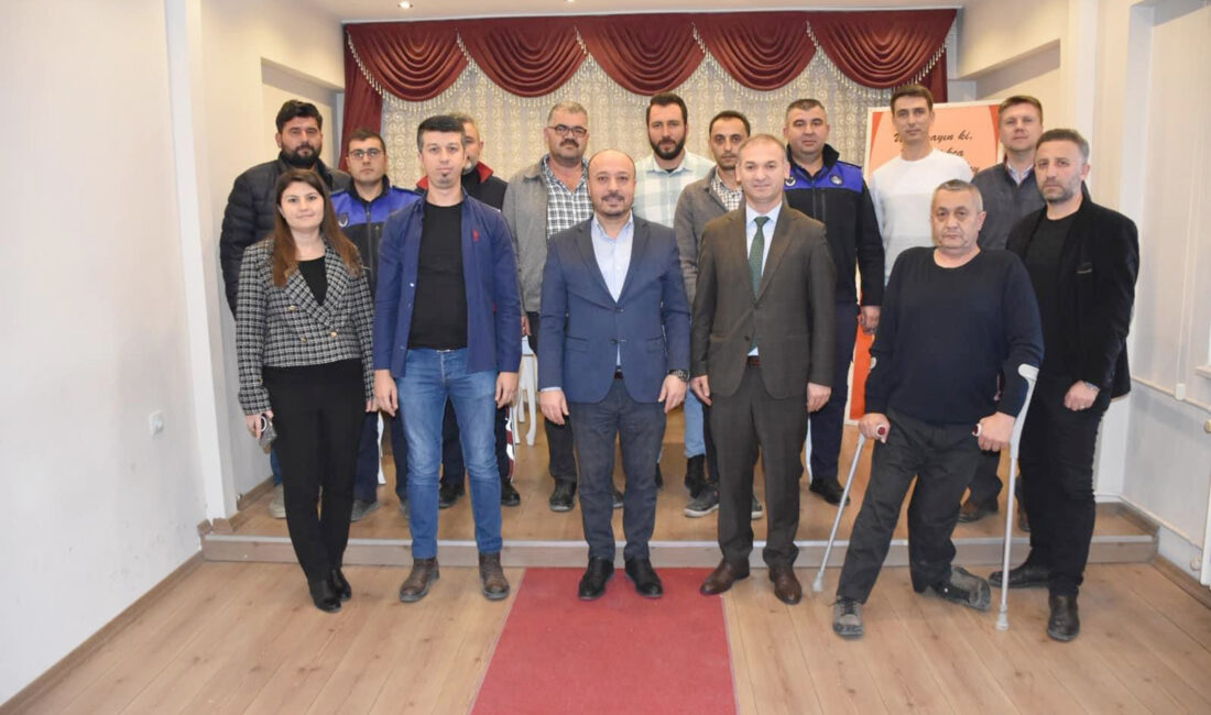 Dazkırı Belediye Başkanı İsmail Taylan, Dazkırı Belediyesi’ndeki memurların sözleşmesini imzalayarak