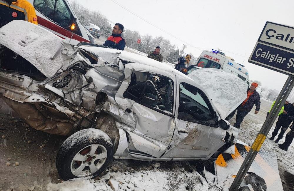 Afyonkarahisar’da çarpıştan sonra savrulan otomobillerden birisi direğe çarparak durabilirken, kazada