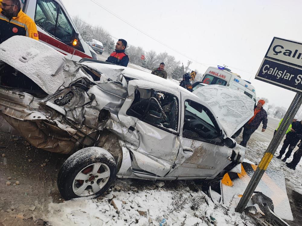 Afyonkarahisar’da çarpıştan sonra savrulan otomobillerden birisi direğe çarparak durabilirken, kazada