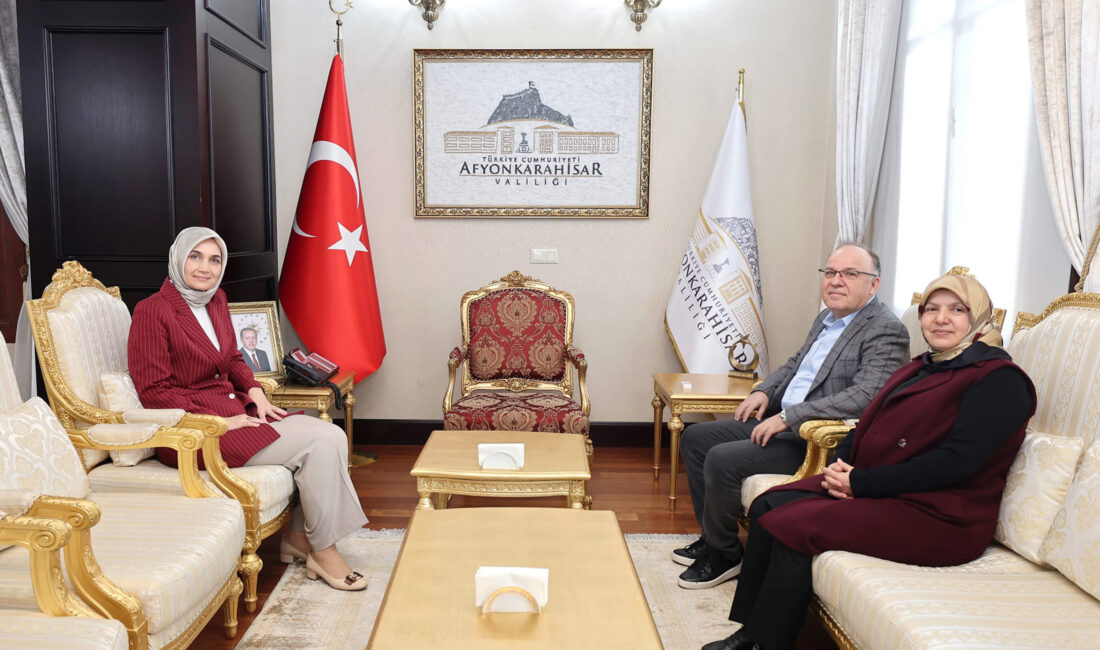 Eski Vali Tutulmaz’dan Vali Yiğitbaşı’na ziyaret Afyonkarahisar eski Valilerinden Mustafa Tutulmaz, Afyonkarahisar Valisi Kübra Güran Yiğitbaşı’nı