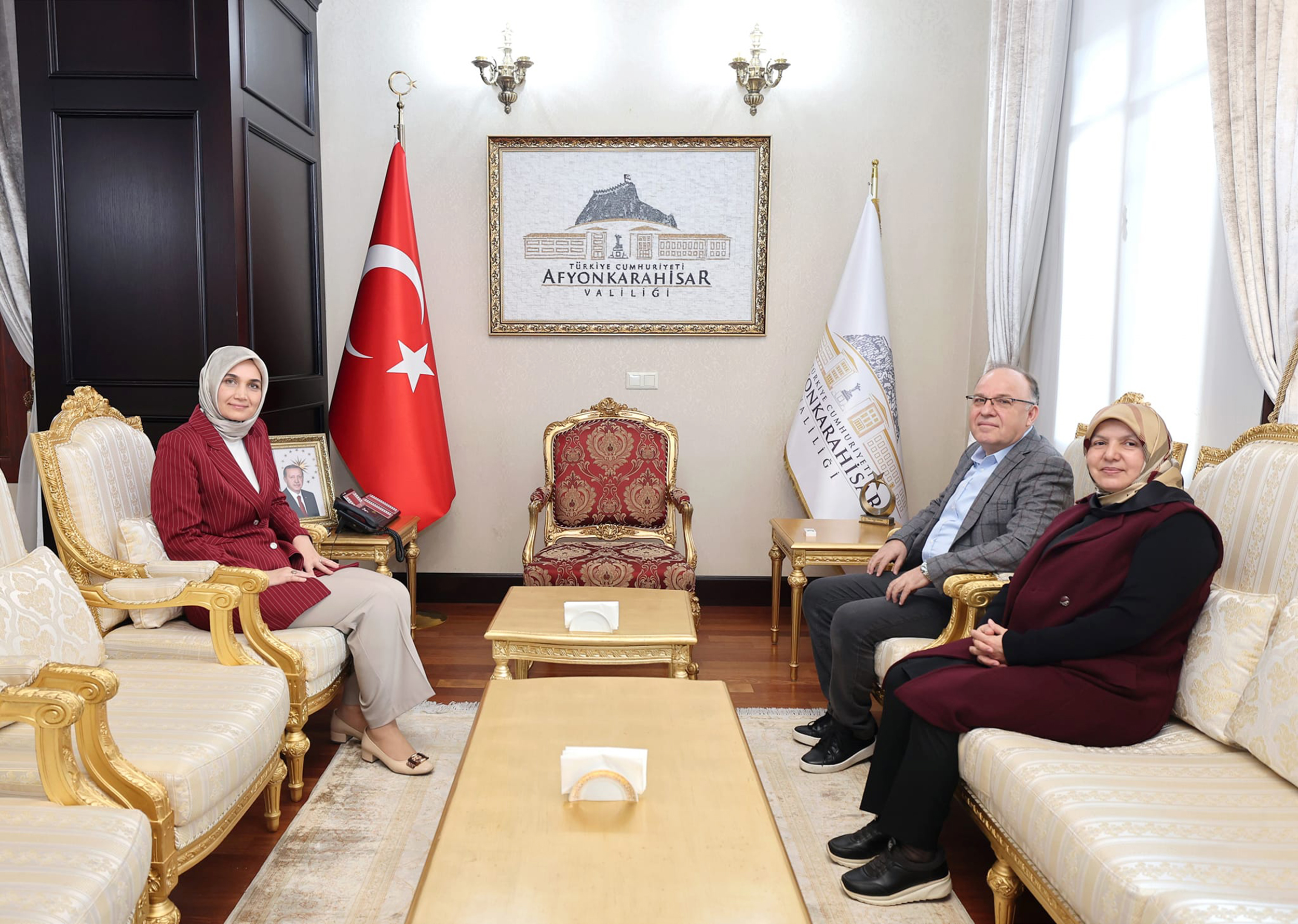 Afyonkarahisar eski Valilerinden Mustafa Tutulmaz, Afyonkarahisar Valisi Kübra Güran Yiğitbaşı’nı