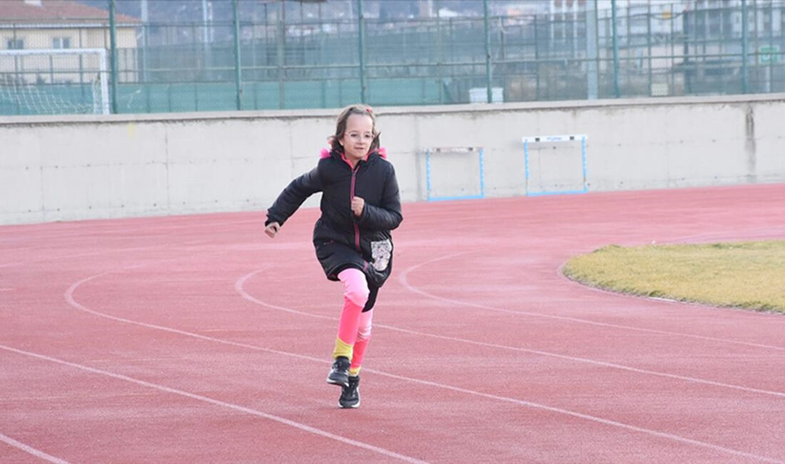 Afyonkarahisar’da yaşayan 10 yaşındaki otizmli Defne Öykü Atılgan, atletizmde başarılı