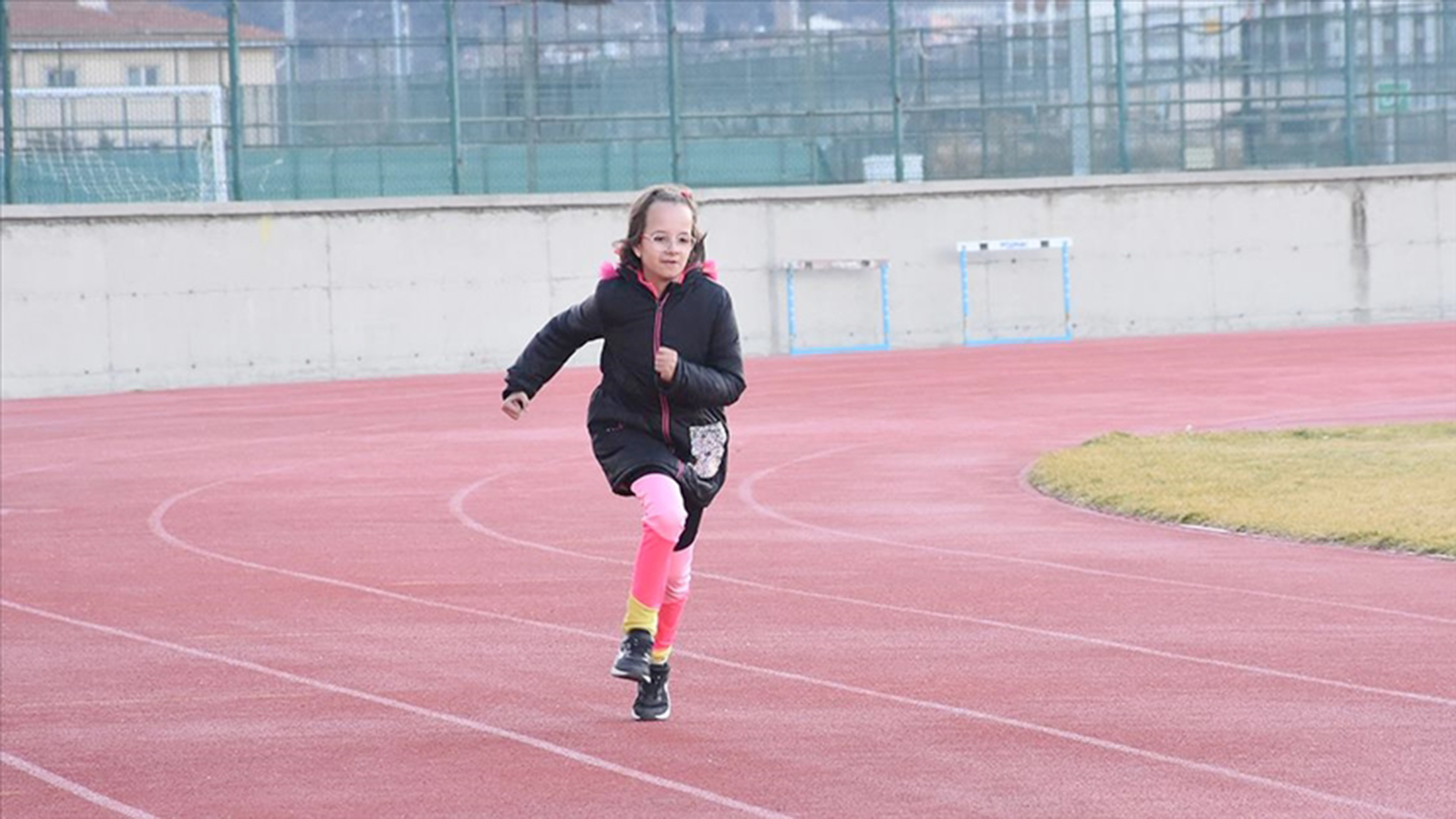 Afyonkarahisar’da yaşayan 10 yaşındaki otizmli Defne Öykü Atılgan, atletizmde başarılı