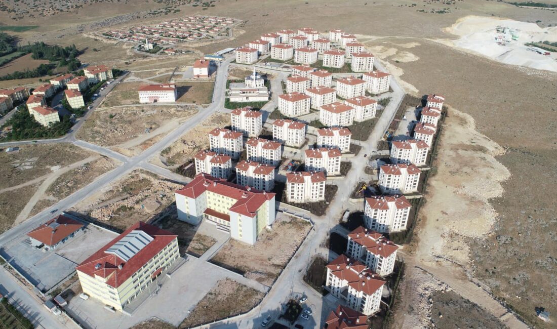 Dinar ilçesinde Konak Mahallesi’nde TOKİ tarafından tamamlanan 81 konutun dağıtımları