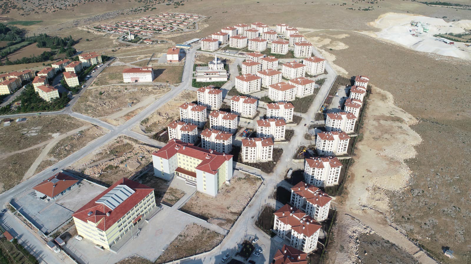 Dinar ilçesinde Konak Mahallesi’nde TOKİ tarafından tamamlanan 81 konutun dağıtımları