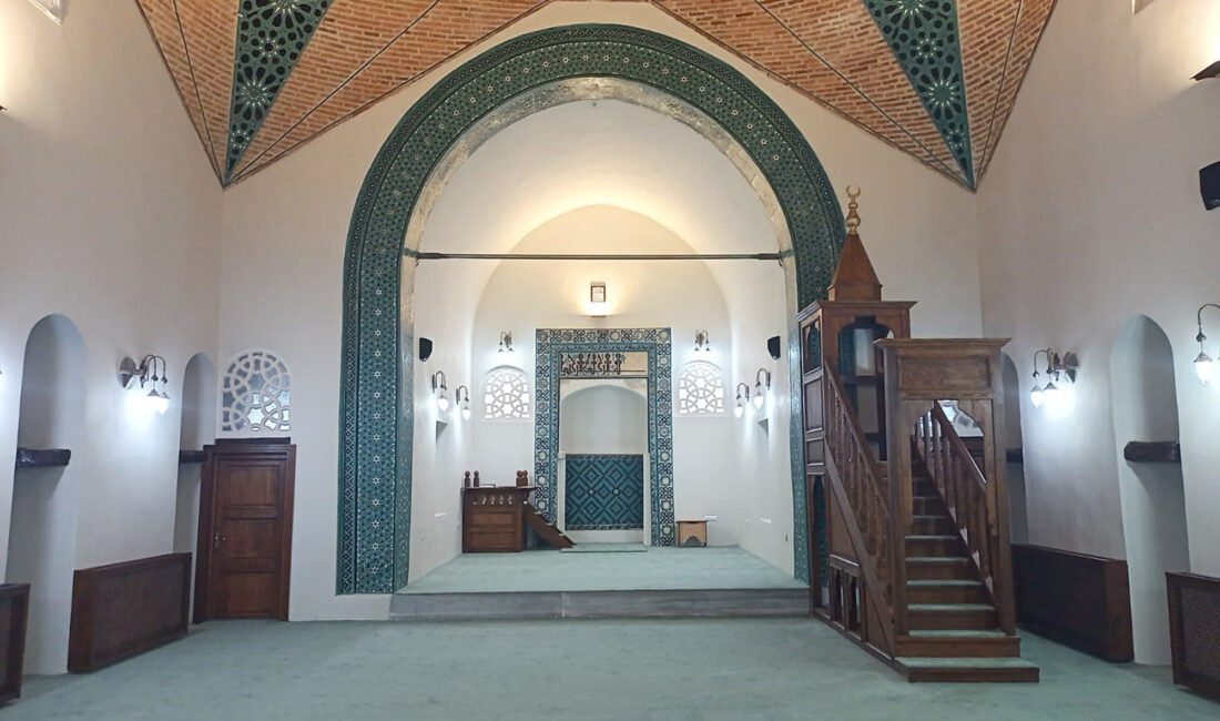 Afyonkarahisar’ın Çay ilçesinde restorasyonu tamamlanan tarihi “Taş Cami” ibadete açıldı.