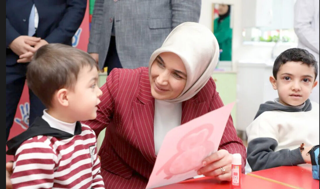 Çay ilçesi Vali Ahmet Özyurt İlkokulu’nda okuma yazmayı öğrenen miniklerin
