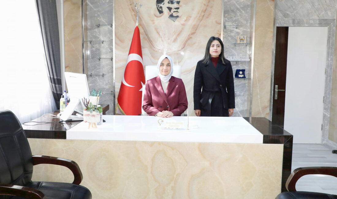 Vali Yiğitbaşı İscehisar’da temaslarda bulundu İscehisar Kaymakamlığını ziyaret eden Vali Doç. Dr. Kübra Güran Yiğitbaşı,