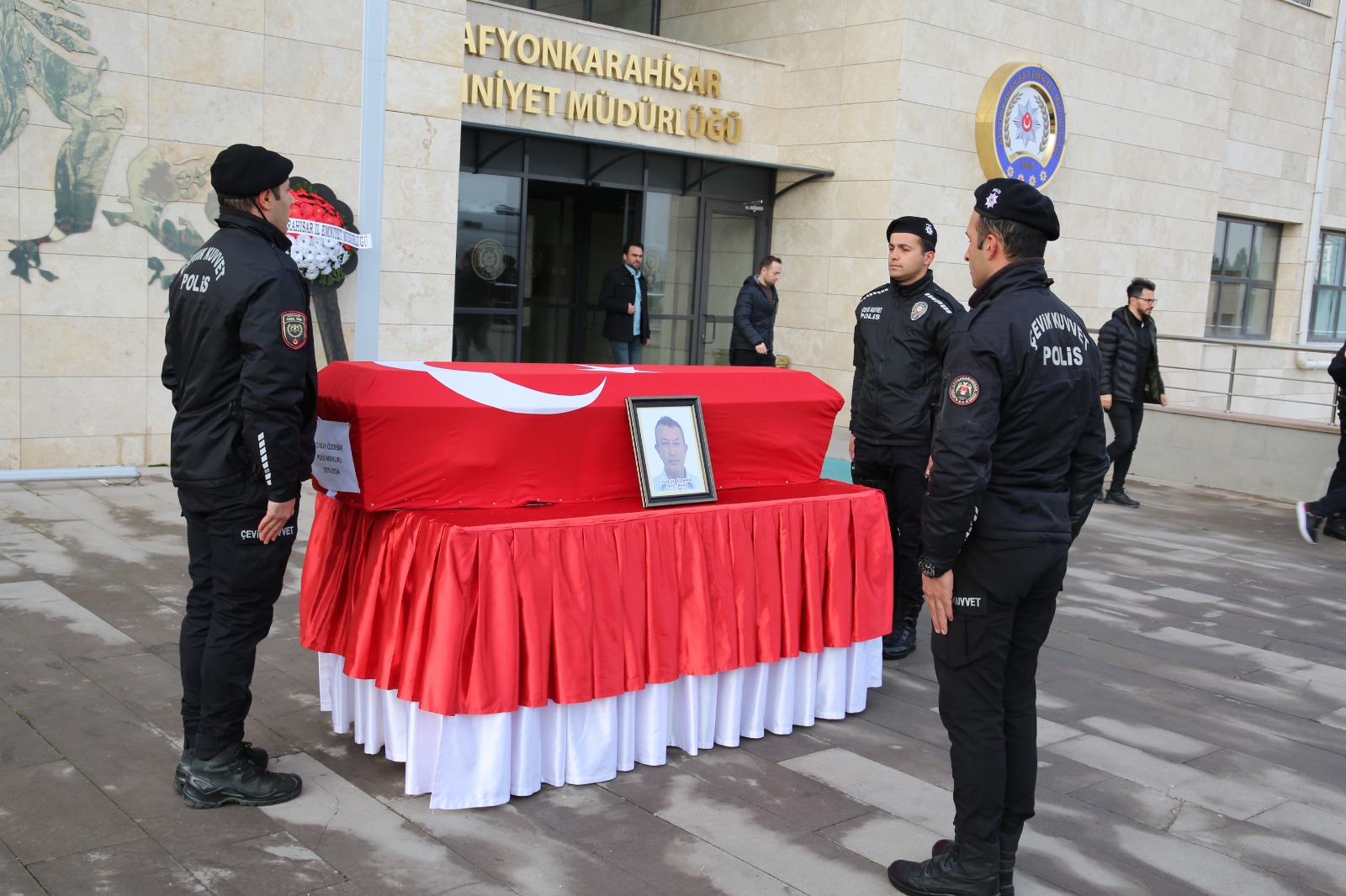 Afyonkarahisar İl Emniyet Müdürlüğü’nde gözyaşları Tuncay Özdemir için aktı. Özel