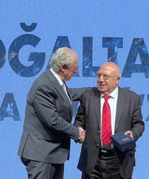 Afyonkarahisar’ın tanınmış iş adamı Şuayp Demirel, Türkiye’de 2022 vergilendirme döneminde