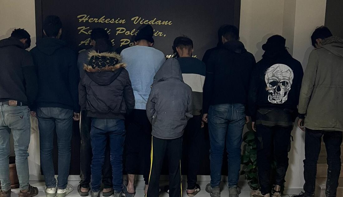 Afyon’da göçmen kaçakçılığına geçit yok Afyonkarahisar’da emniyet ekipleri tarafından göçmen kaçakçılığının önlenmesi ve düzensiz göçmenlerin