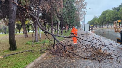 Büyükşehir Belediyesi, şiddetli yağış ve fırtınanın etkili olduğu Antalya’da ilgili
