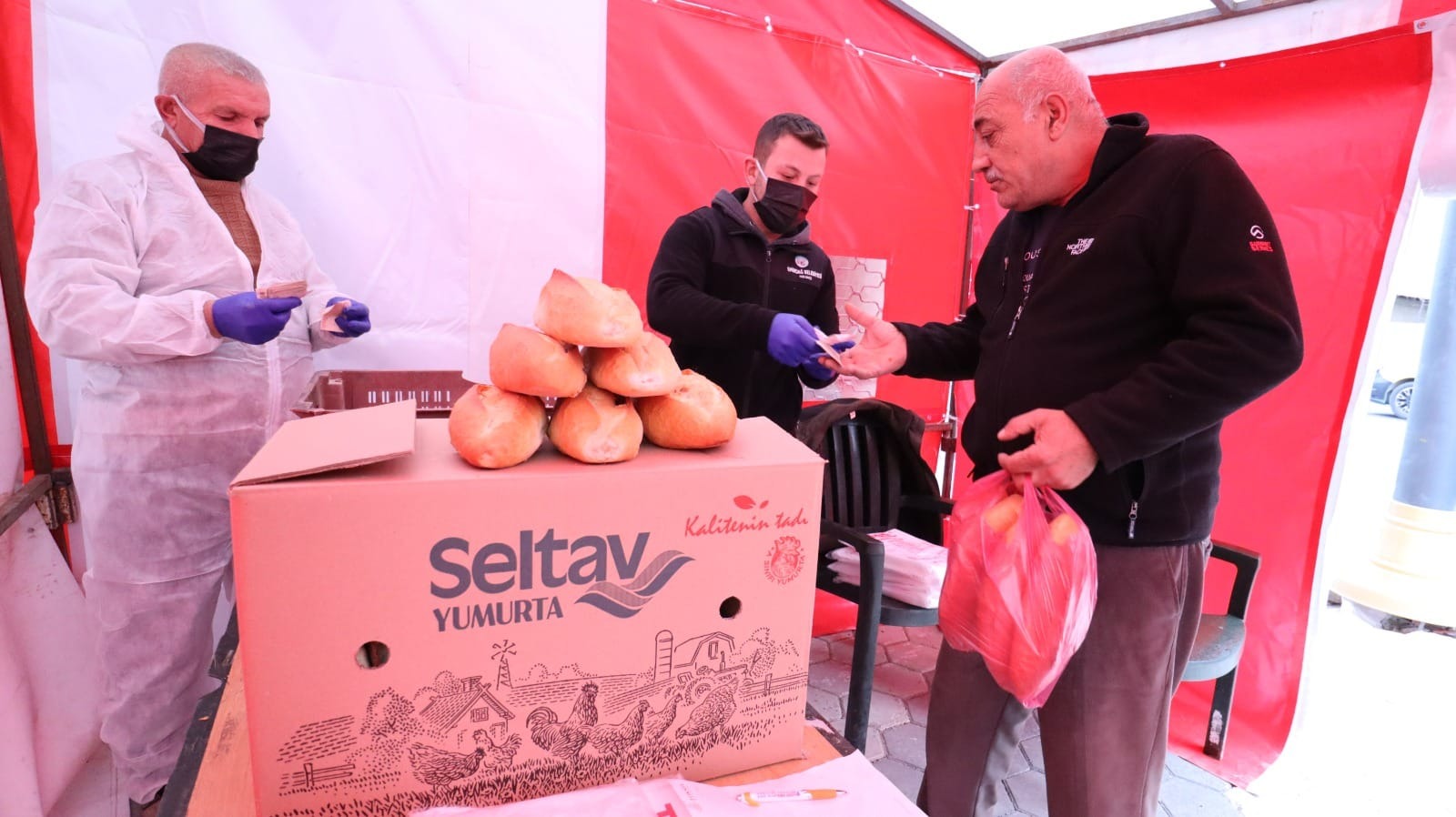 Emirdağ ilçesinde Emirdağ Belediyesi’nin fırınının da hazırlanan ekmekler 5 liradan
