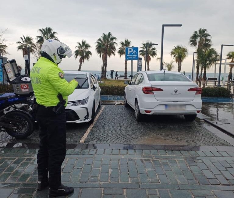 Antalya Emniyet Müdürlüğü ekipleri, kent merkezinde engelli otoparklarını kullanan 625