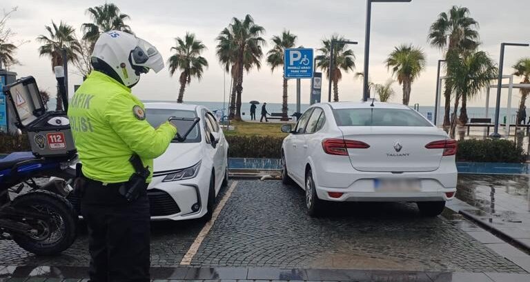 Antalya Emniyet Müdürlüğü ekipleri, kent merkezinde engelli otoparklarını kullanan 625