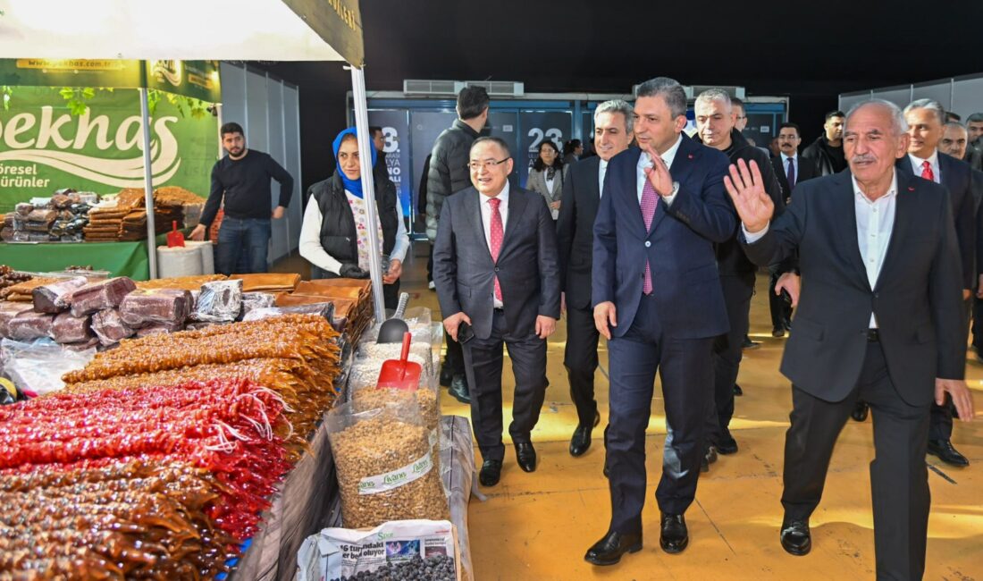 Vali Hulusi Şahin Antalya Erzurumlular Derneği tarafından Cam Piramit Fuar