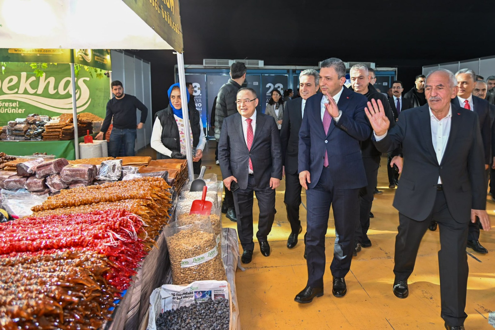 Vali Hulusi Şahin Antalya Erzurumlular Derneği tarafından Cam Piramit Fuar