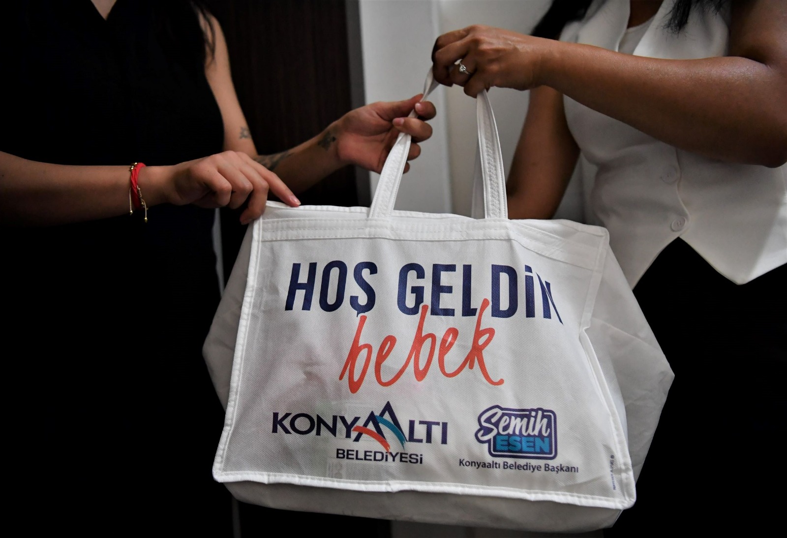 Konyaaltı Belediyesi ekipleri “Hoş Geldin Bebek” projesi kapsamında, ilçedeki yeni