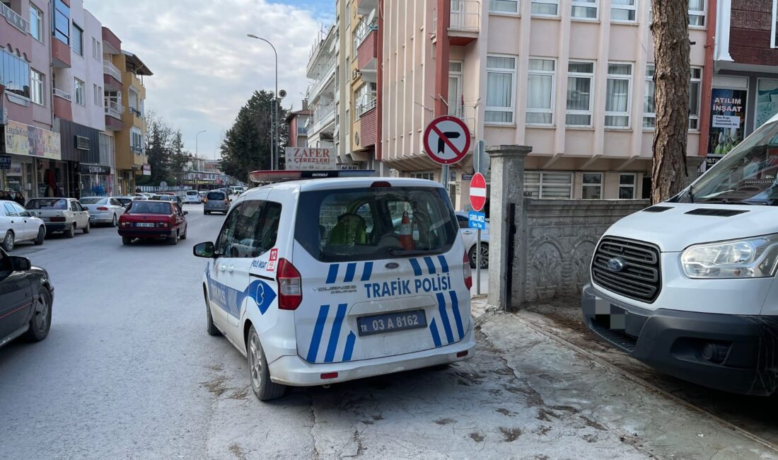 Dinar İlçe Emniyet Müdürlüğü trafik ekiplerince ilçe merkezi çarşı içerisinde