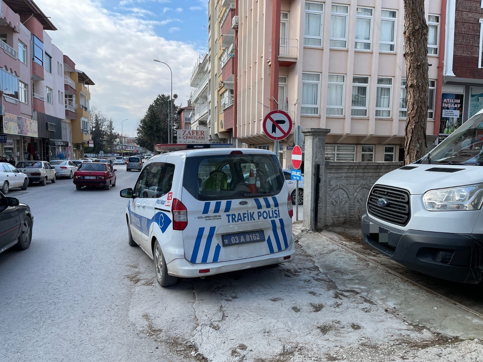 Dinar İlçe Emniyet Müdürlüğü trafik ekiplerince ilçe merkezi çarşı içerisinde
