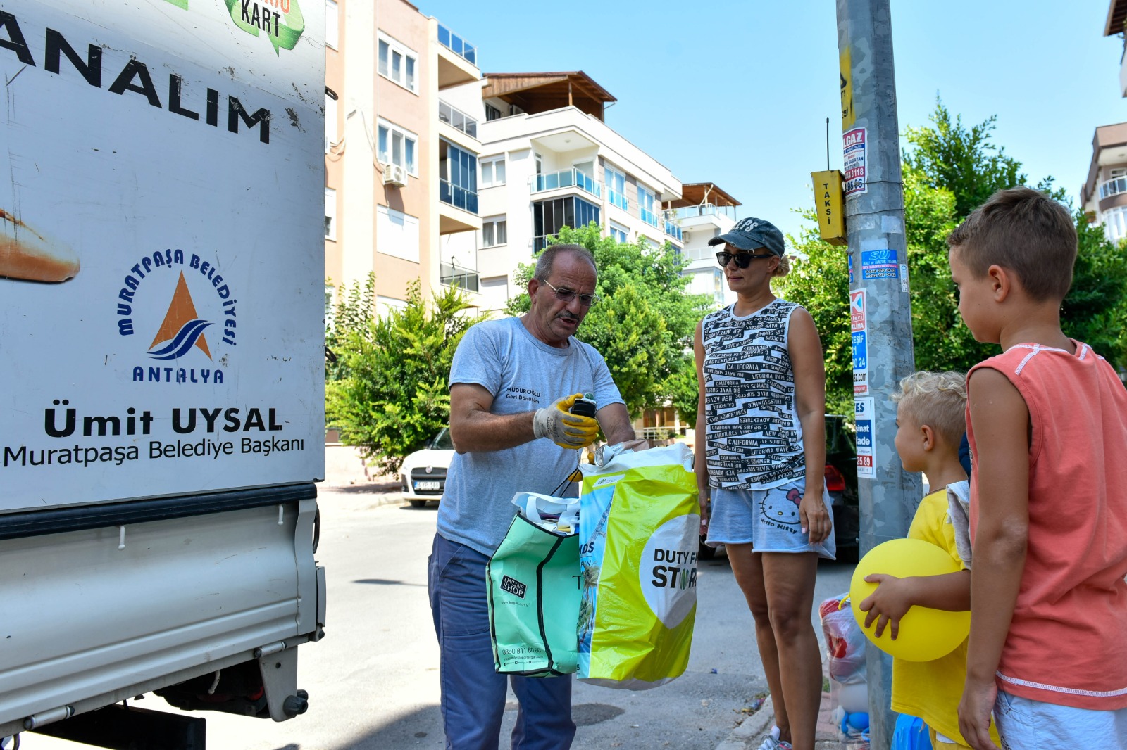 Antalya’da Muratpaşa Belediyesi Çevreci Komşu Kart projesiyle ilçe sakinleri 2023’te