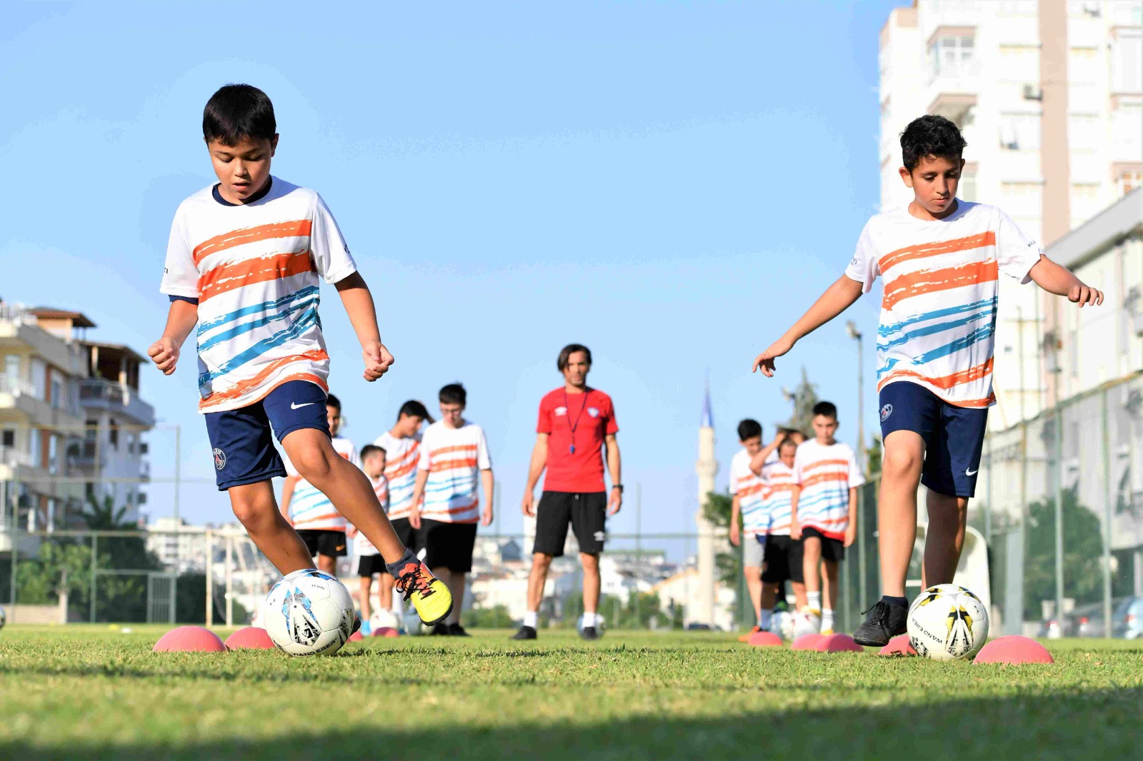 Konyaaltı Belediyesi’nin çocuk ve yetişkinlere yönelik gerçekleştirdiği kış spor kurslarında