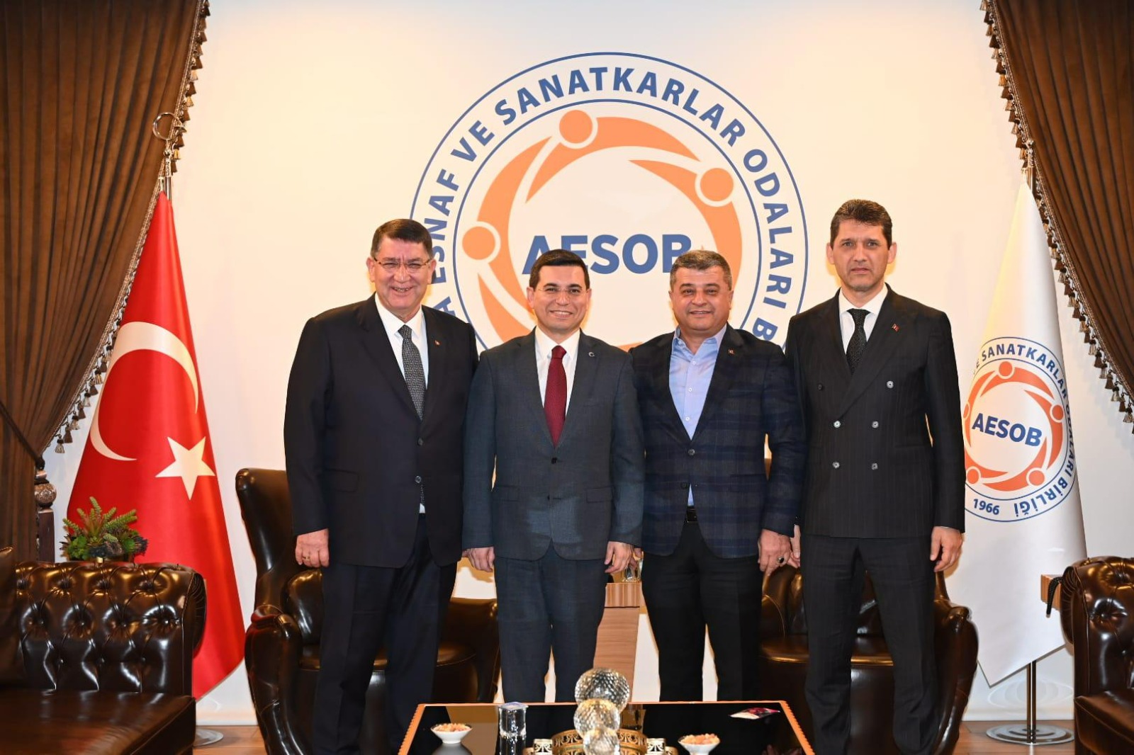AK Parti Büyükşehir Belediye Başkanı Hakan Tütüncü, seçim startını esnaf