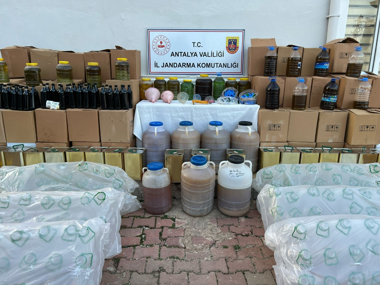 Antalya İl Jandarma Komutanlığı’na bağlı ekipler, yurtdışından getirilen pamuk ve