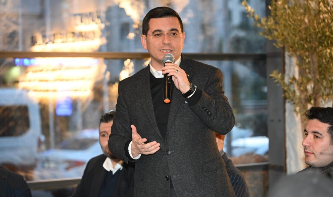 Cumhur İttifakı’nın Antalya Büyükşehir Belediye Başkanı adayı Hakan Tütüncü, gençlerle