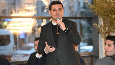 Cumhur İttifakı’nın Antalya Büyükşehir Belediye Başkanı adayı Hakan Tütüncü, gençlerle