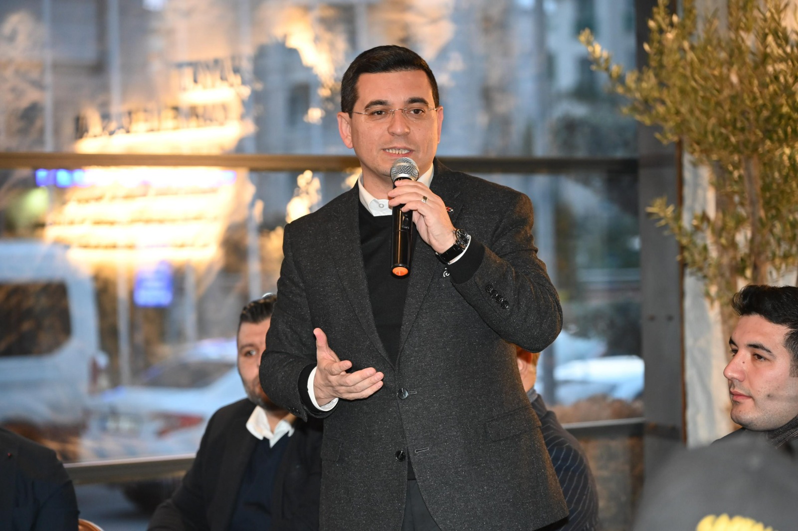 Cumhur İttifakı’nın Antalya Büyükşehir Belediye Başkanı adayı Hakan Tütüncü, gençlerle