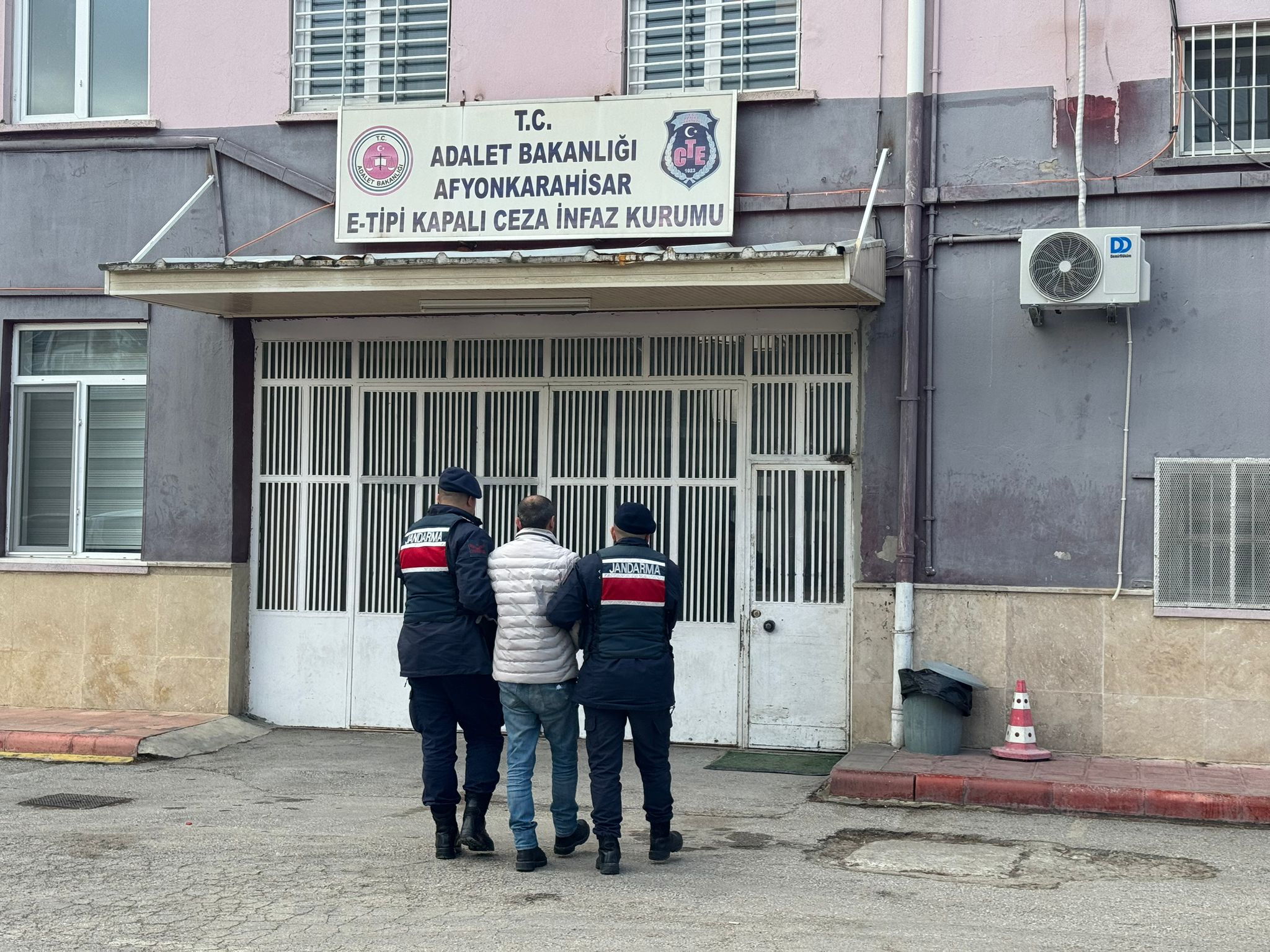 Afyonkarahisar İl Jandarma Komutanlığına bağlı İhsaniye İlçe Jandarma Komutanlığınca, aranan