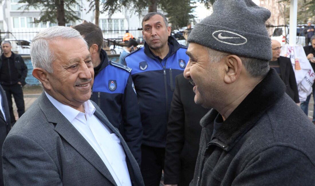 Cumhuriyet Mahallesi sakinleriyle bir araya gelen Belediye Başkanı Mehmet Zeybek