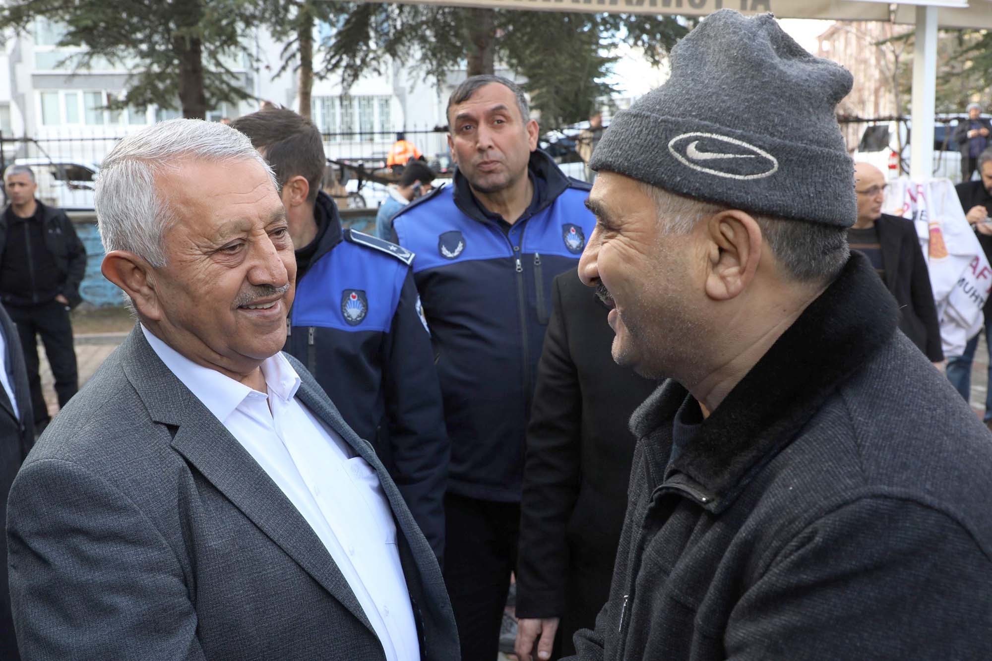 Cumhuriyet Mahallesi sakinleriyle bir araya gelen Belediye Başkanı Mehmet Zeybek