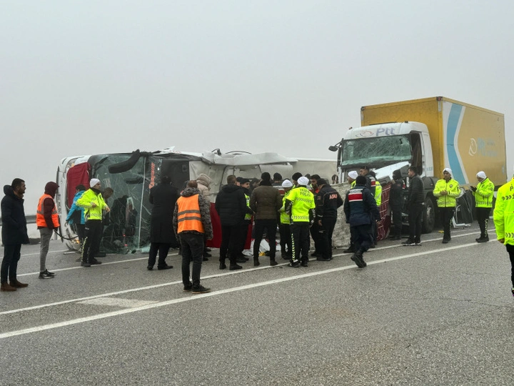 Malatya-Kayseri karayolunda yolcu otobüsü ile kamyon çarpıştı. Kazada 4 kişi