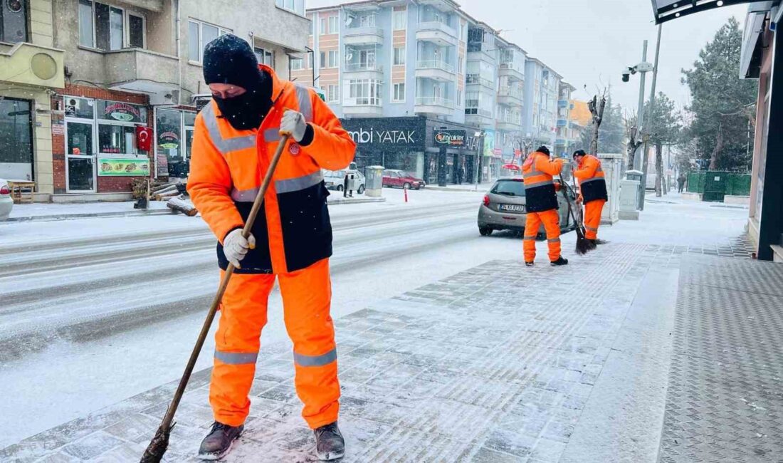 Afyonkarahisar’da sabaha karşı başlayan kar yağışı sonrası beyaza bürünen kentte