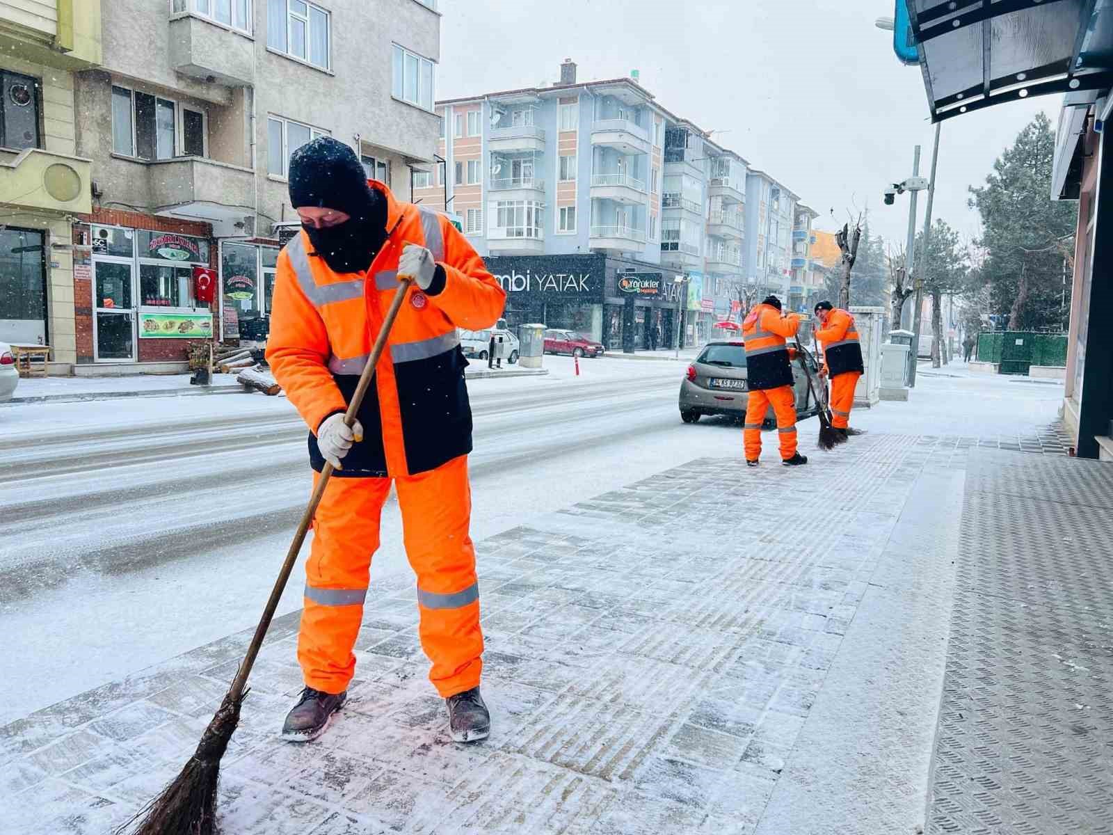 Afyonkarahisar’da sabaha karşı başlayan kar yağışı sonrası beyaza bürünen kentte