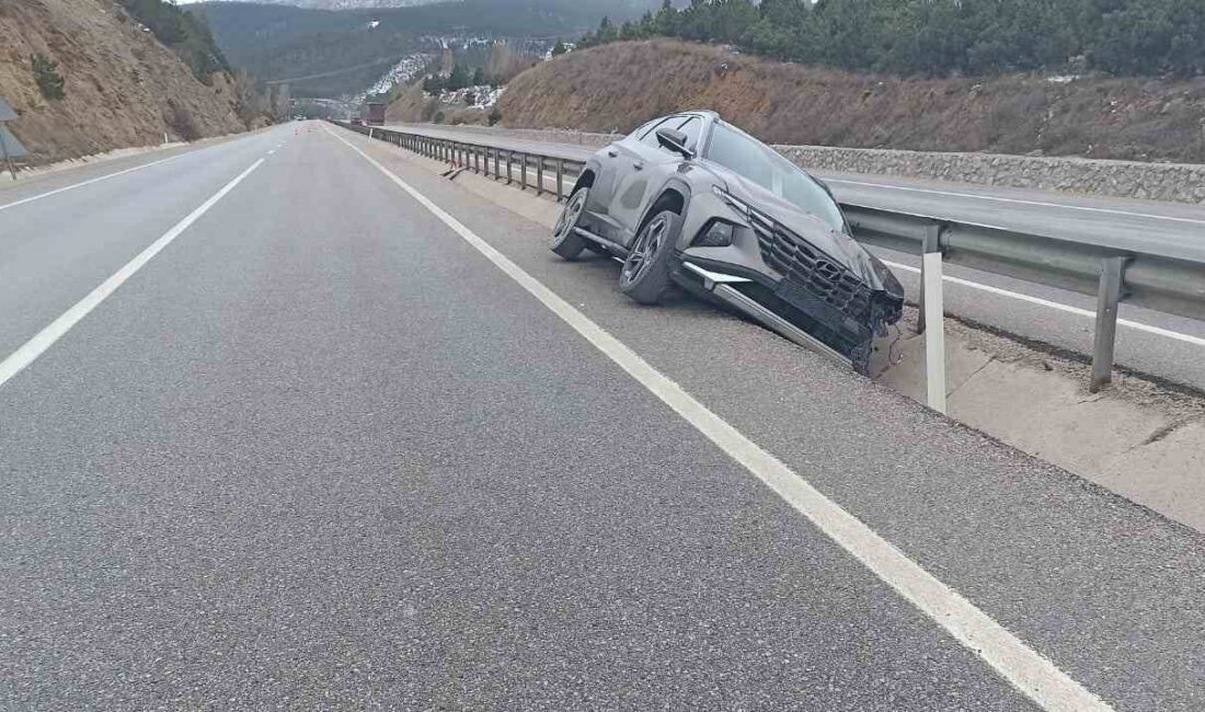 Afyonkarahisar’da kontrolden çıkarak refüje giren otomobilde 4 kişi yaralandı. Edinilen