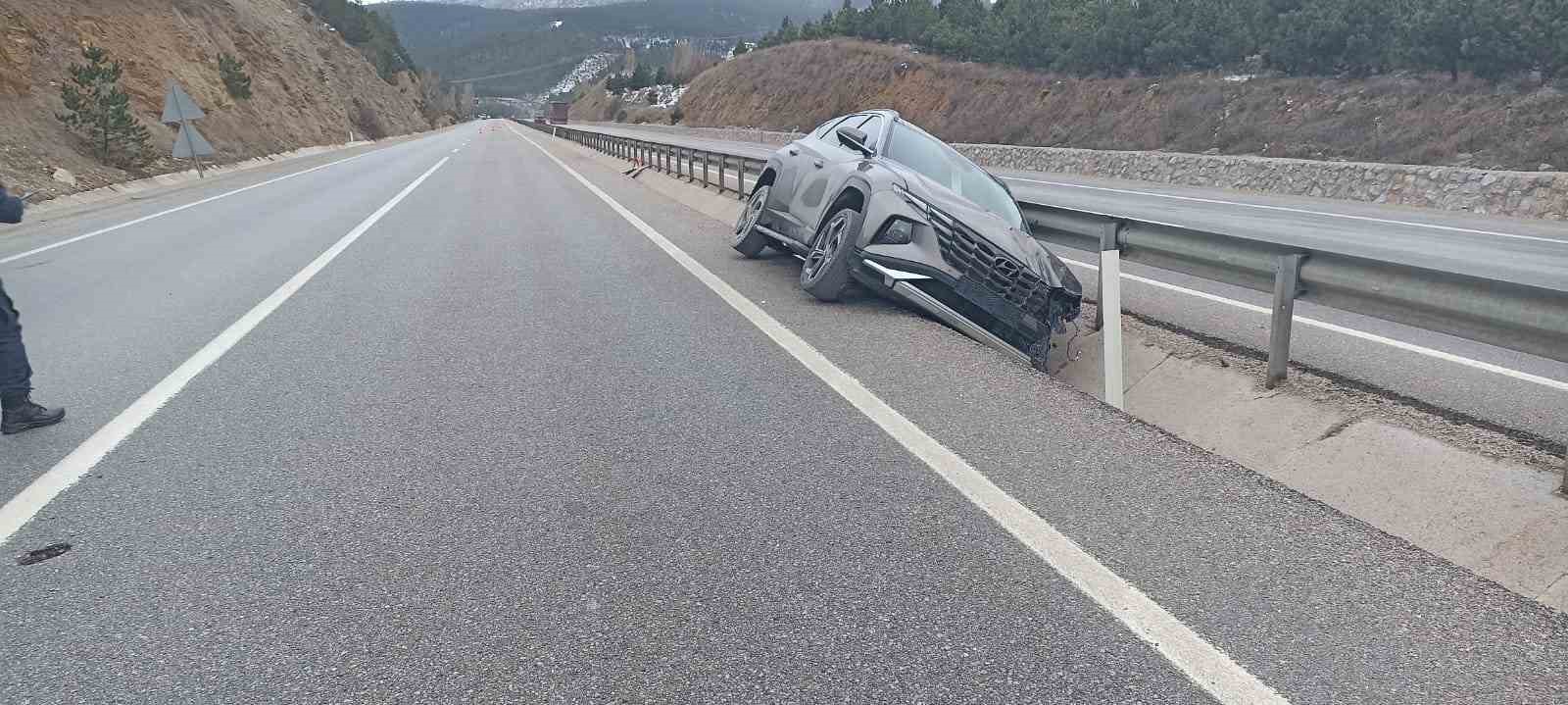 Afyonkarahisar’da kontrolden çıkarak refüje giren otomobilde 4 kişi yaralandı. Edinilen