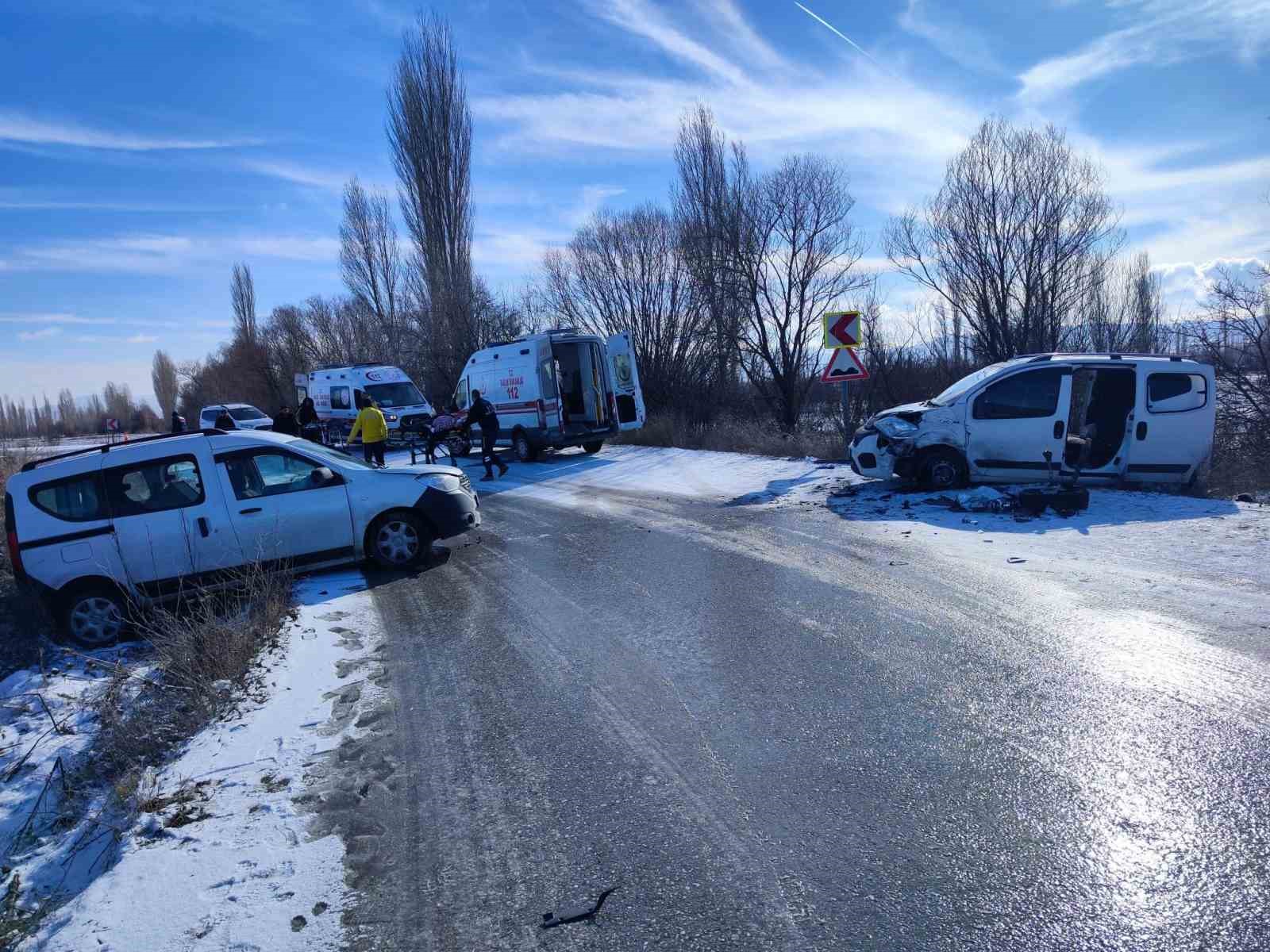 AFYONKARAHİSAR'DA KAZA 6 KİŞİ YARALANDI